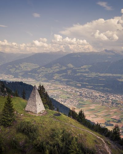 web-Kraftort-Kaisersaeule-mit-Blick-auf-die-Region-Hall-Wattens-Kraftort-Thaur-Hall-Wattens.at-3