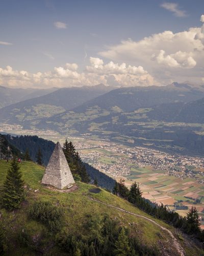 web-Kraftort-Kaisersaeule-mit-Blick-auf-die-Region-Hall-Wattens-Kraftort-Thaur-Hall-Wattens.at-3